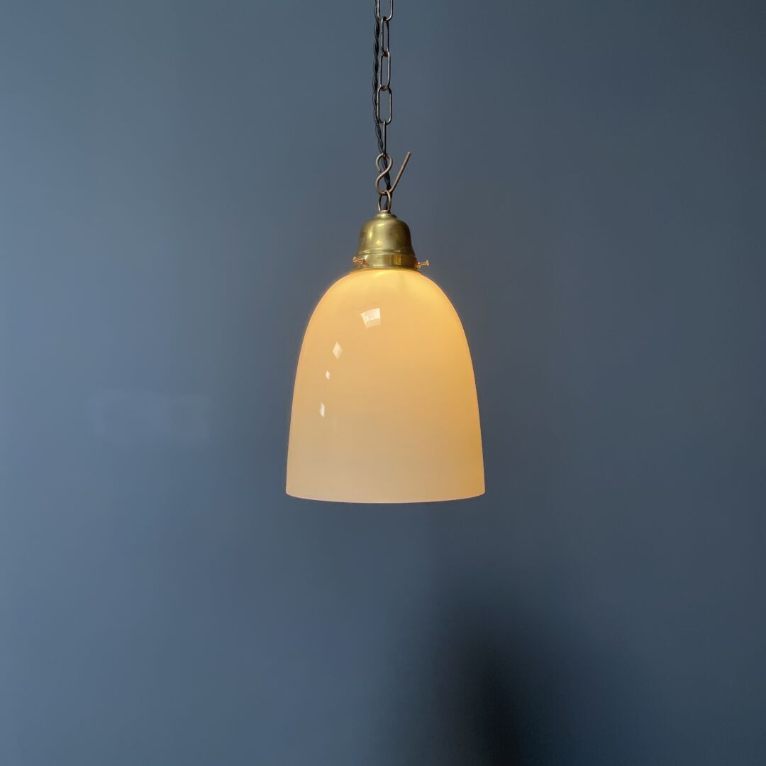 Hoge Opaline Glazen Hanglamp Met Messing Armatuur photo Verlichting