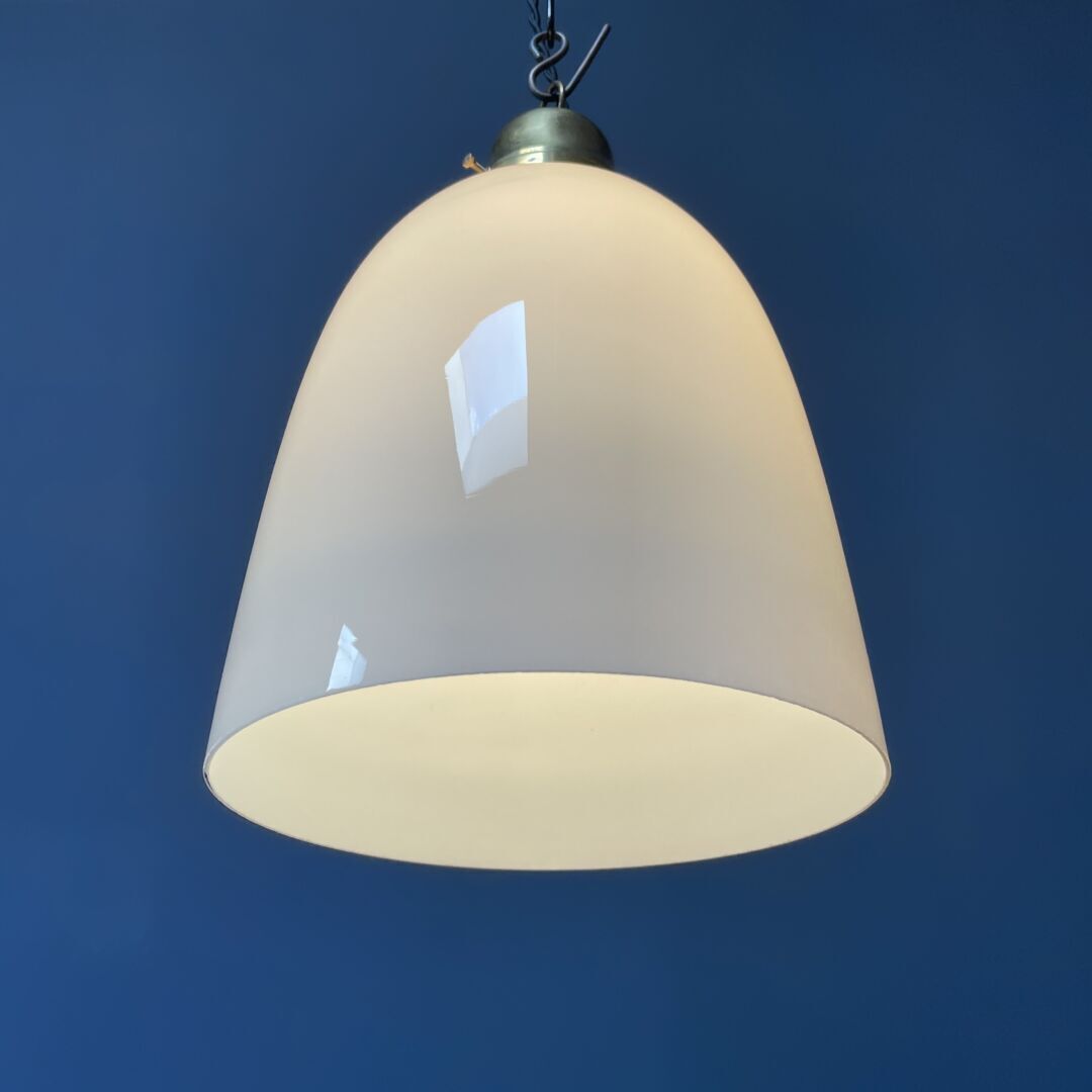 photo furniture Hoge Opaline Glazen Hanglamp Met Messing Armatuur