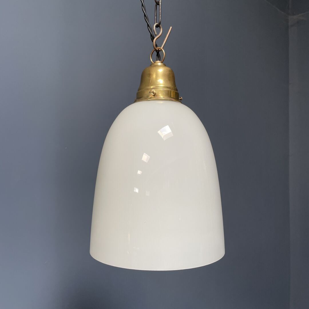 Verlichting Hoge Opaline Glazen Hanglamp Met Messing Armatuur photo