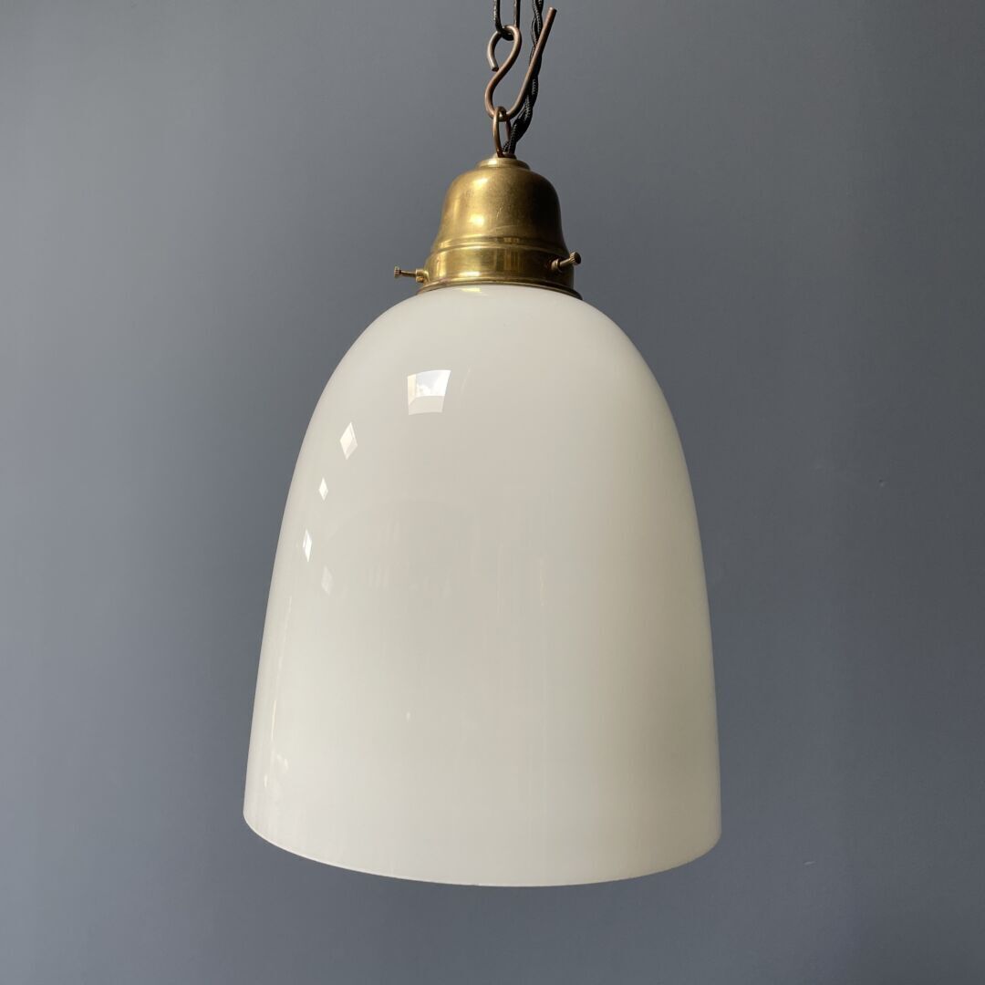 112.0 Hoge Opaline Glazen Hanglamp Met Messing Armatuur photo