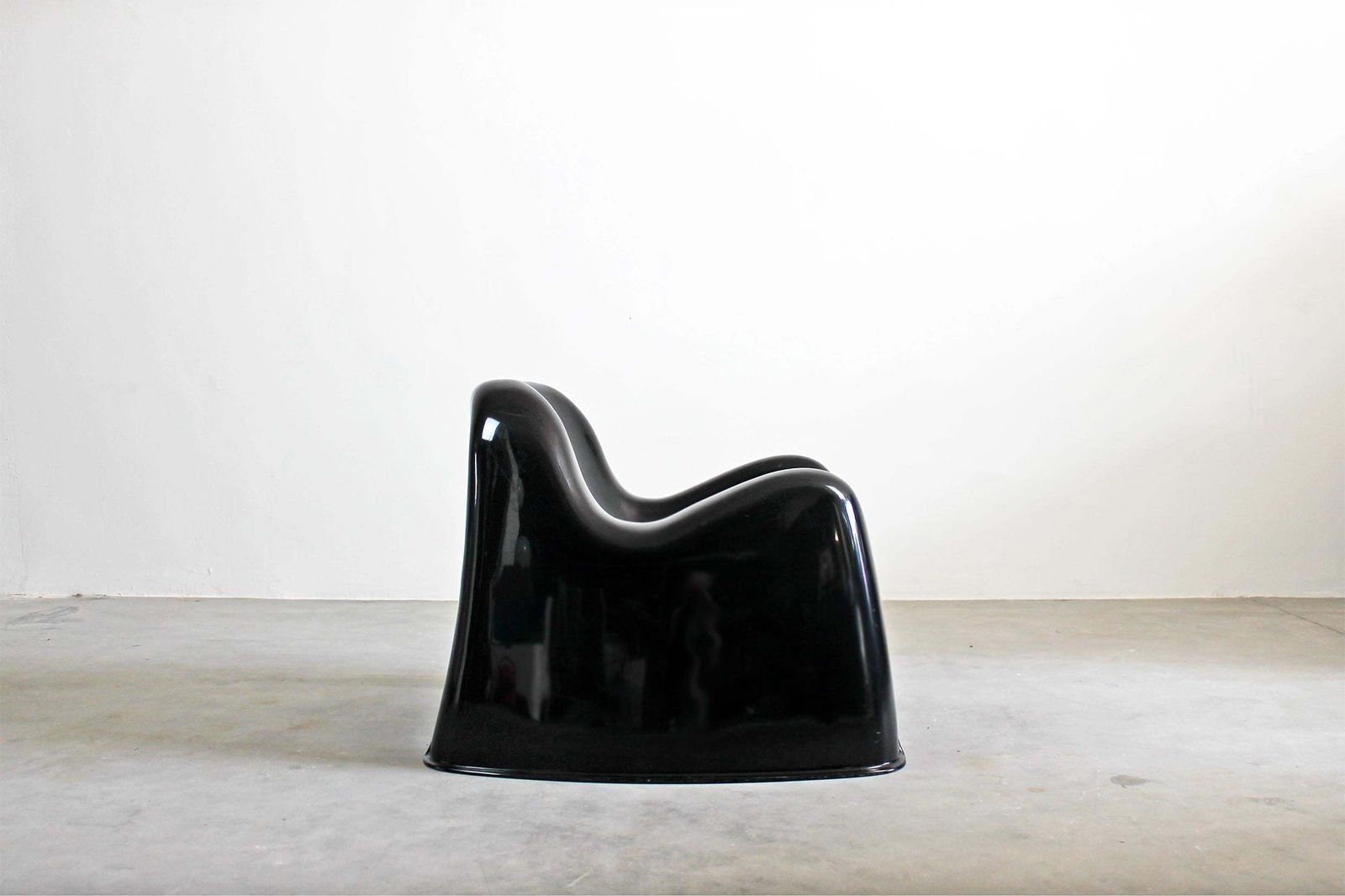 Sergio Mazza Toga Chair In Black Fiberglass For Artemide 1960s Italy photo furniture