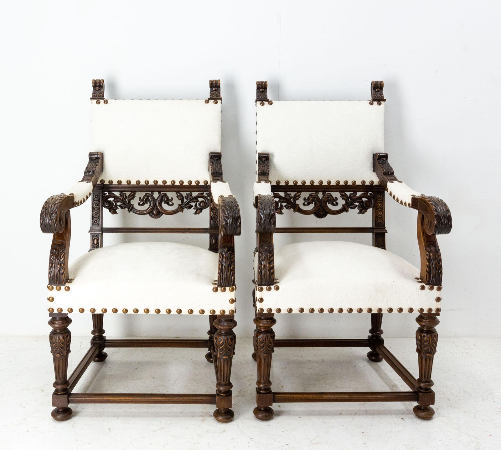 Paire de fauteuils ouverts en noyer de style Louis XIII, France, XIXe siècle, à retapisser photo for sale