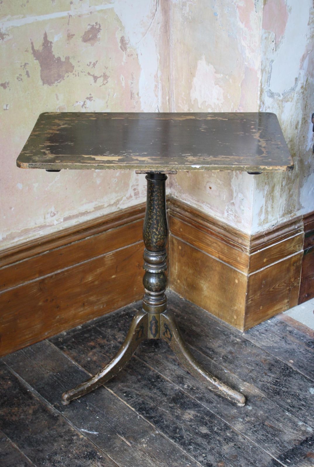 1840 19th Century Black Lacquered Chinoiserie Tripod Wine Side Table photo 645.0