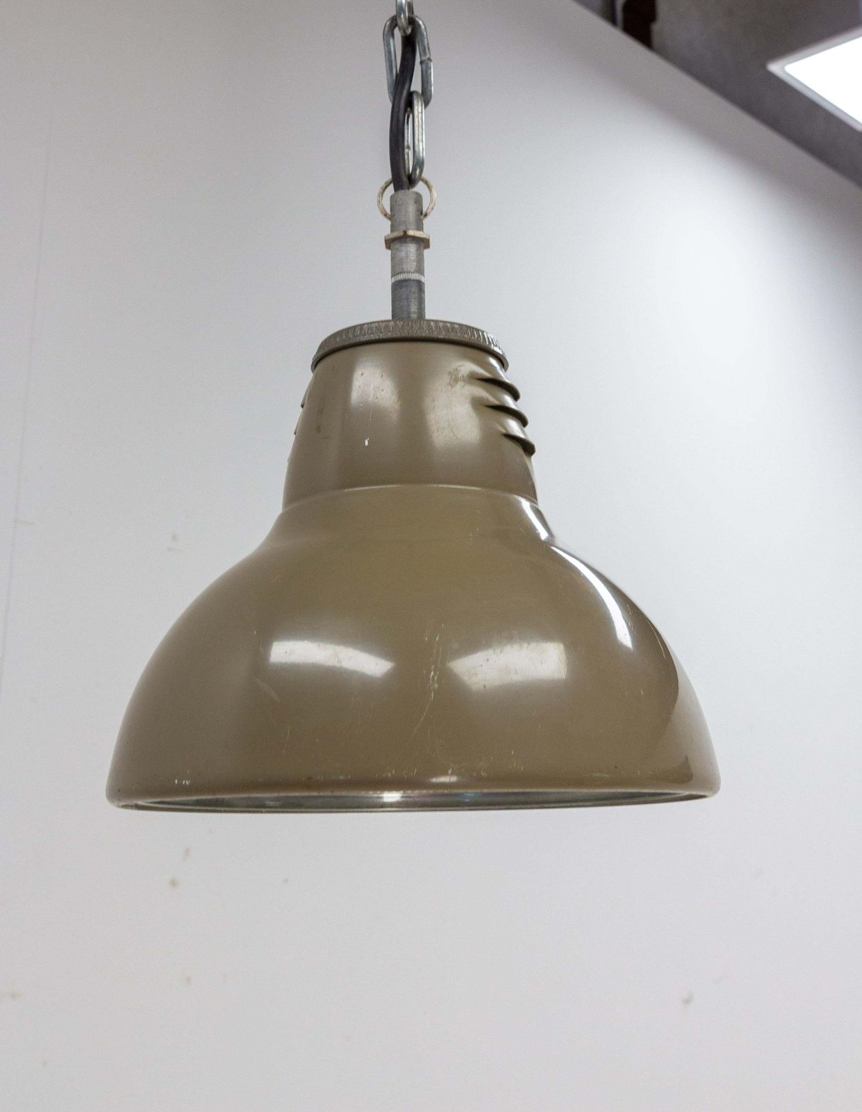 Suspension Holophane en tôle et verre, style français, vers 1960 photo Luminaires