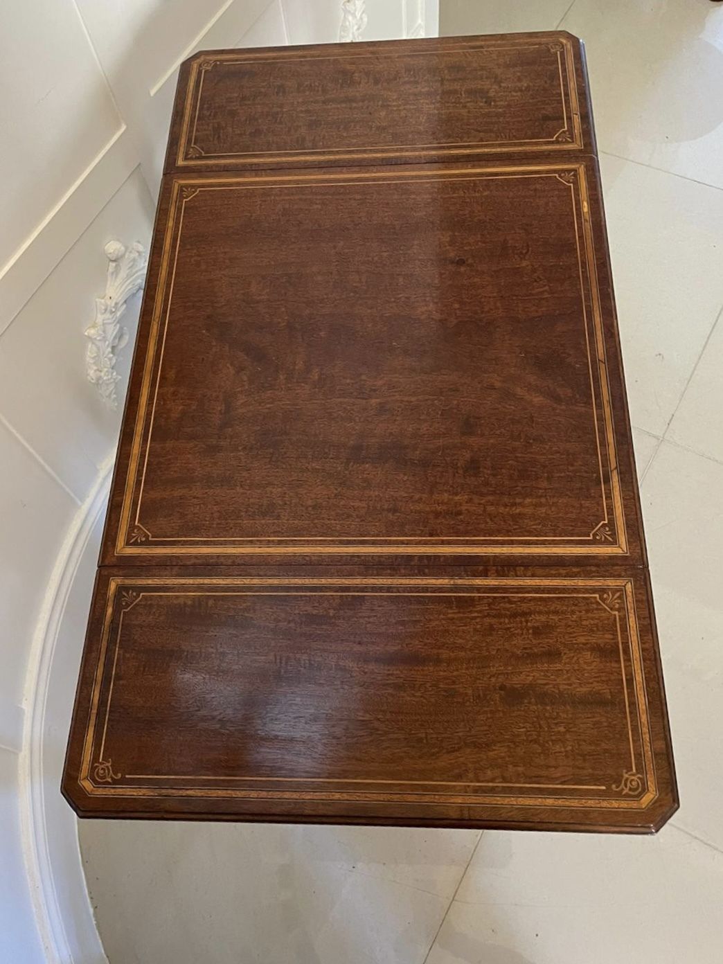 photo vintage Fine Quality Antique Inlaid Mahogany Occasional/Lamp Table