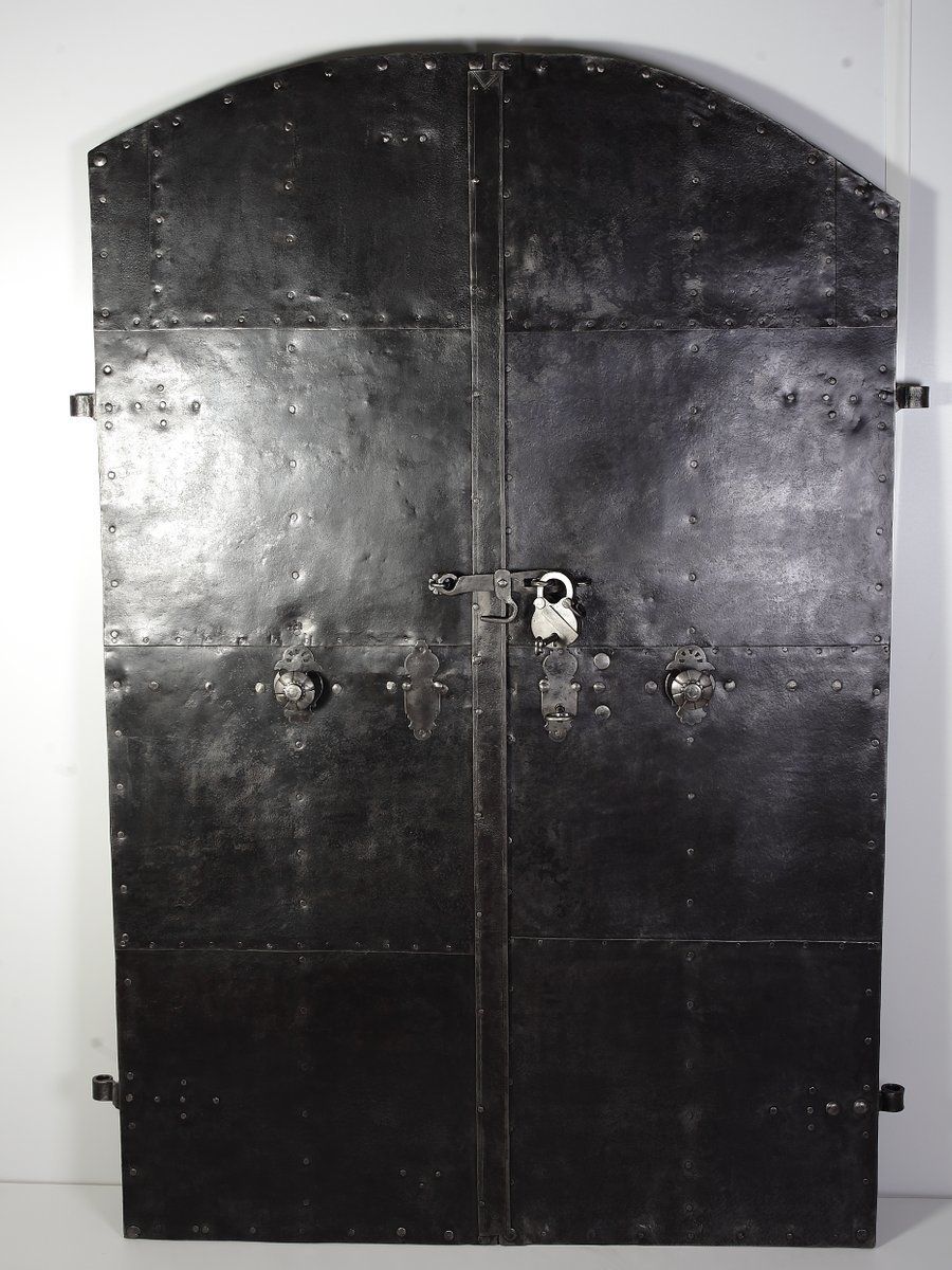 photo vinterior Antique Iron Clad Double Doors, 1800s