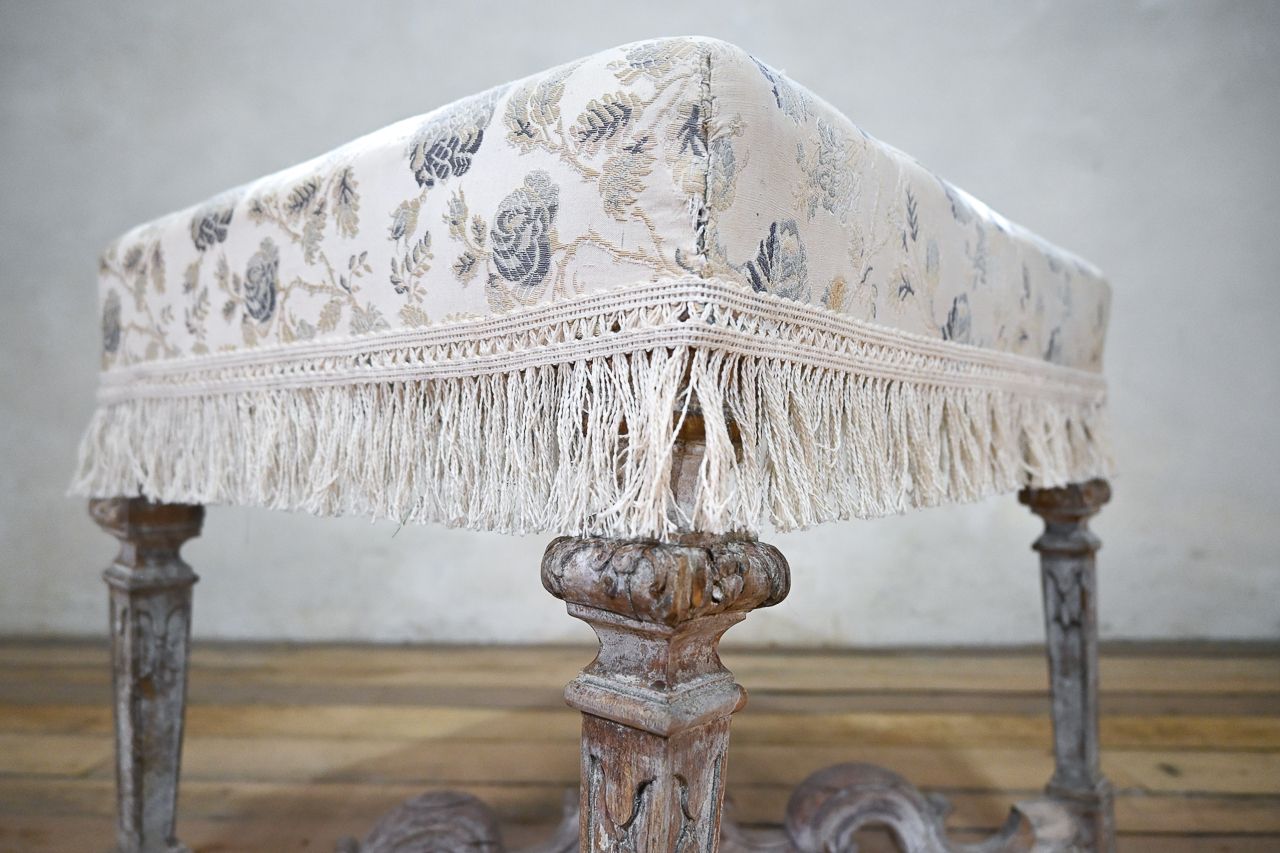 photo vinterior 18th Century French Louis XIV Dressing Stool