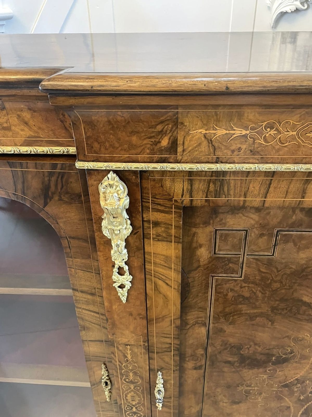 photo vintage Fine Quality 19th Century Antique Burr Walnut Inlaid Credenza