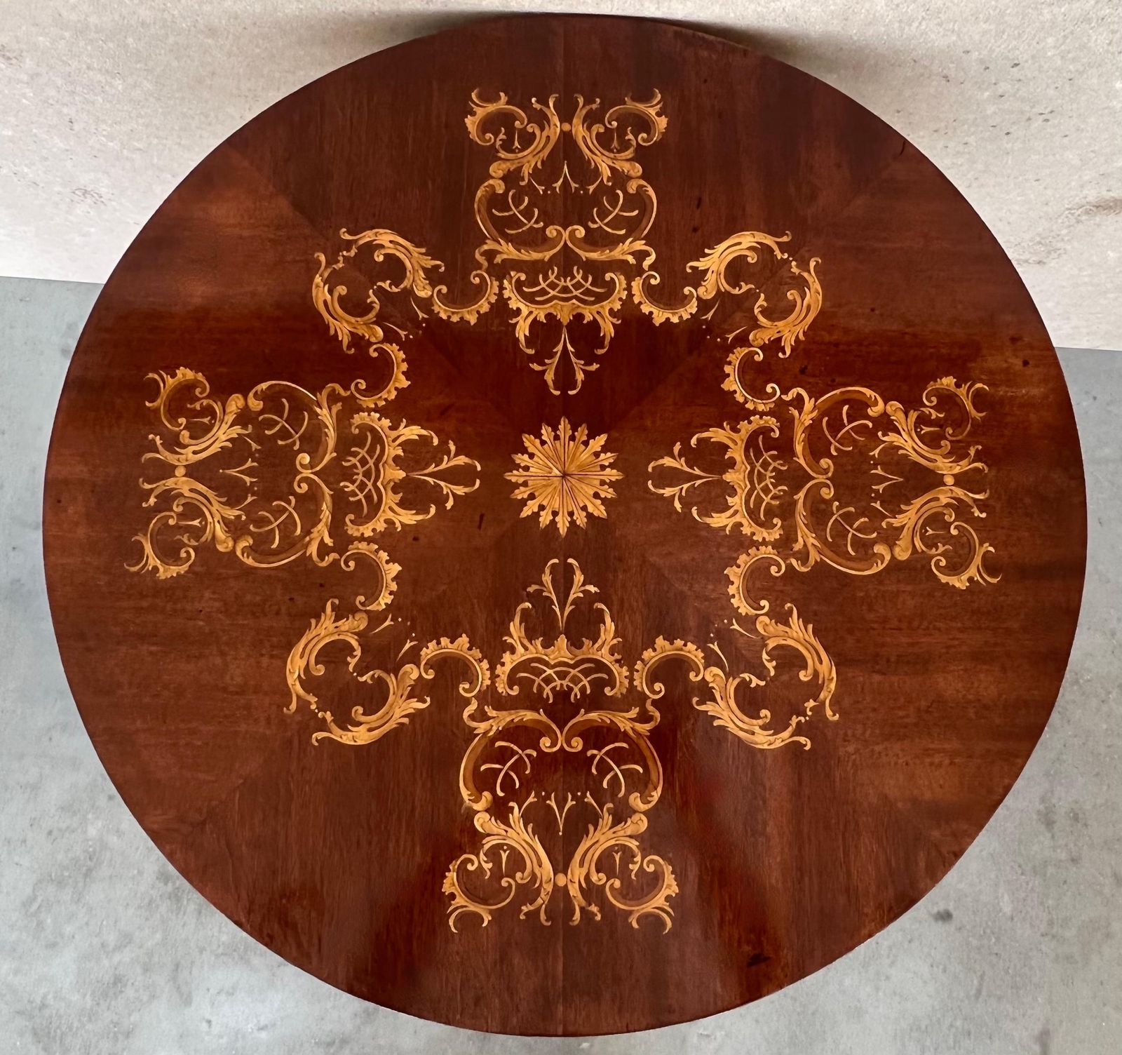Table italienne ronde à pied central et marqueterie, XIXe siècle photo Mobilier
