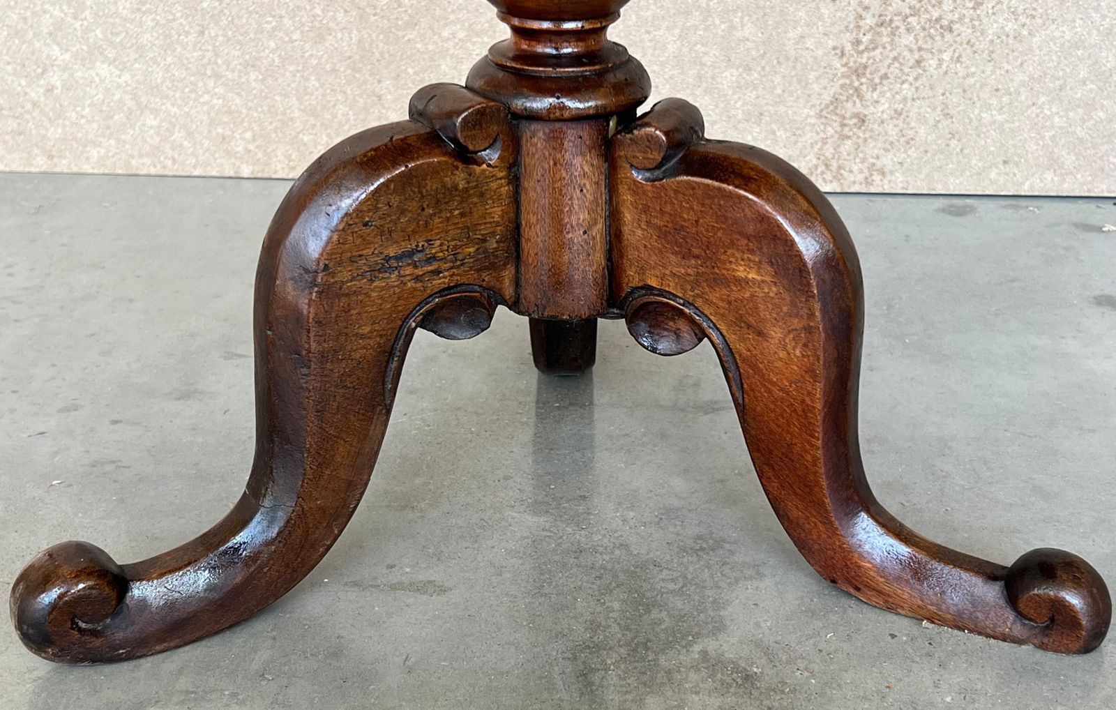 Table italienne ronde à pied central et marqueterie, XIXe siècle photo vinterior