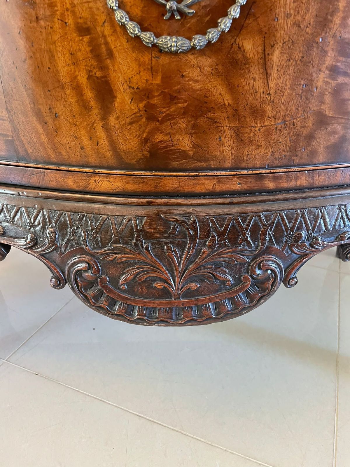 photo furniture Outstanding Quality Antique Figured Mahogany Serpentine Shaped Chest Of Drawers