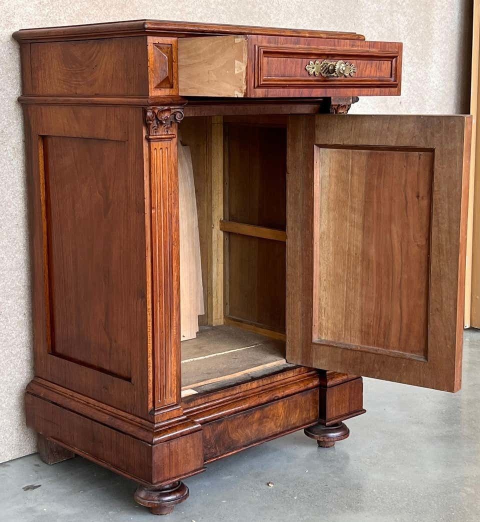 4357.0 Tables de chevet néoclassiques françaises en noyer, XIXe siècle, avec grand fronton photo