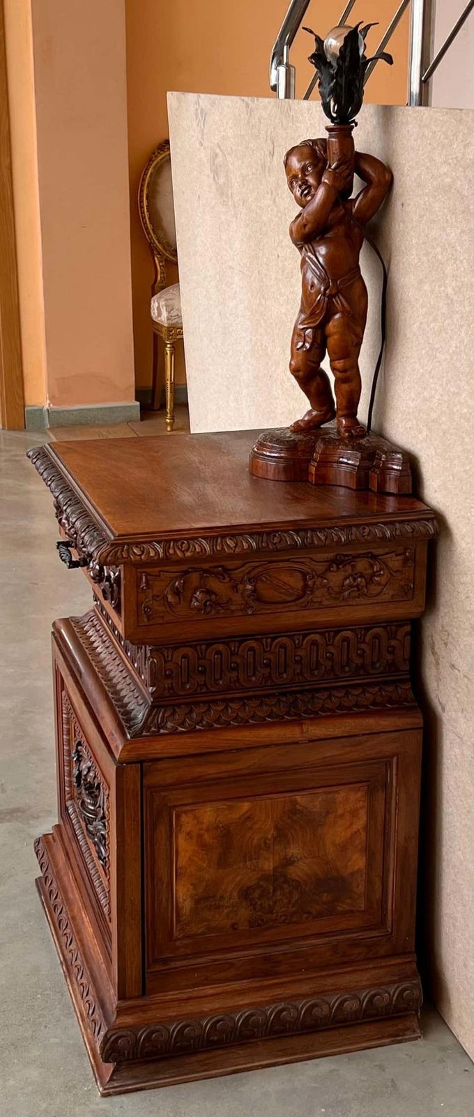 14273.0 Paire de tables de chevet monumentales en noyer sculpté à la main, Italie, XIXe siècle photo