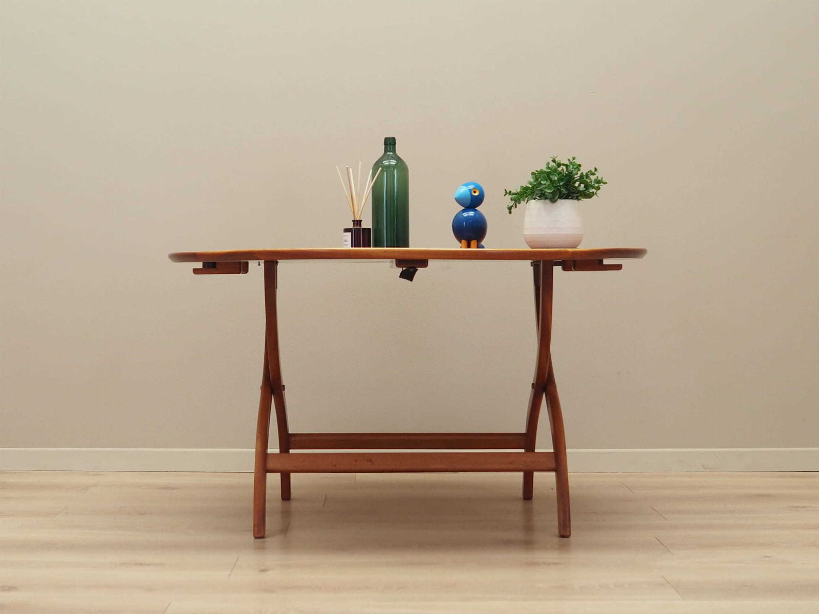Ronde mahoniehouten tafel, Deens design, jaren 1970, productie: Denemarken photo for sale