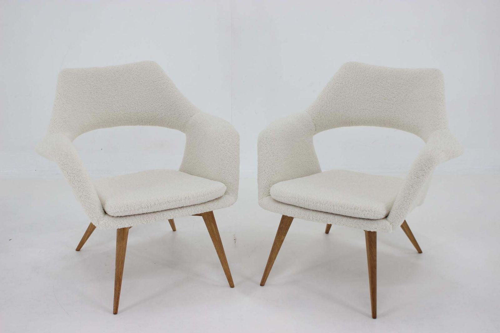 Zeldzaam Paar Miroslav Navratil Schelpvormige Lounge Fauteuils In Schapenvachtimitatie, Ca. Jaren 1960 photo for sale