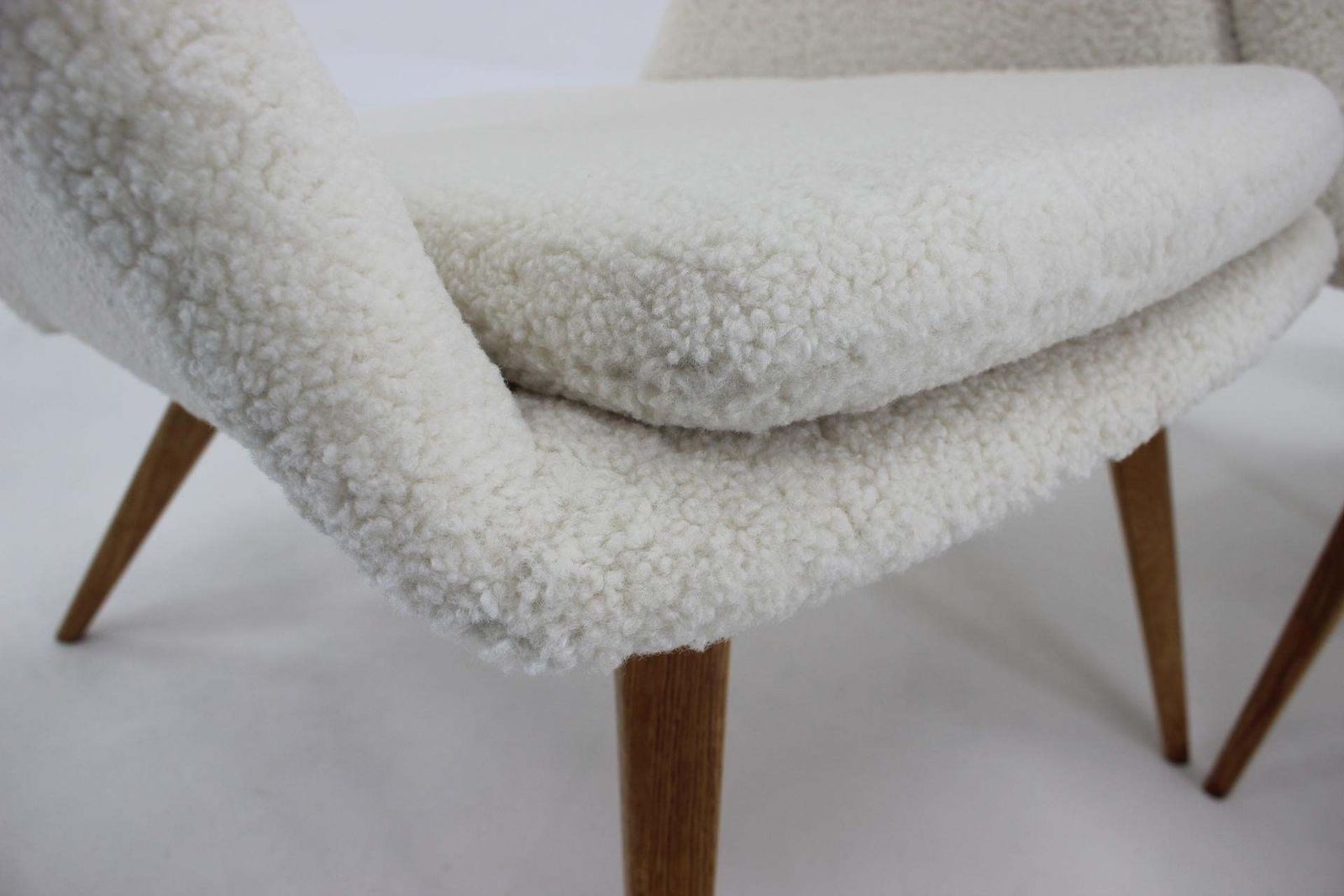 photo furniture Zeldzaam Paar Miroslav Navratil Schelpvormige Lounge Fauteuils In Schapenvachtimitatie, Ca. Jaren 1960