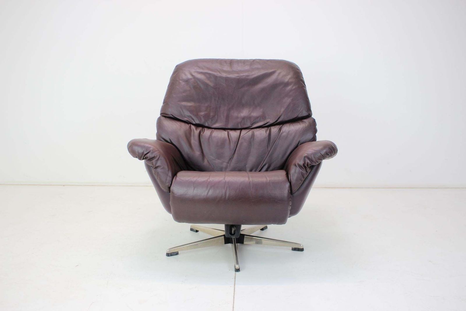 Large Scandinavian Adjustable Leather Armchair By Peem, 1970s, Finland photo furniture