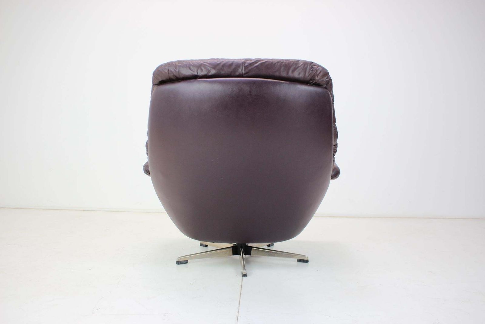 Large Scandinavian Adjustable Leather Armchair By Peem, 1970s, Finland photo 768.0
