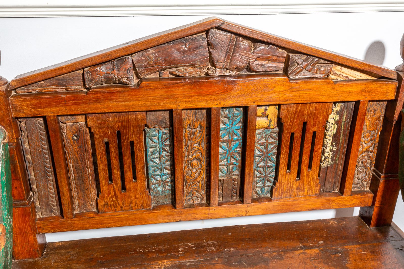 photo vinterior Antique Indian Carved Teak Bench Rajasthan Reclaimed Decorative Salvage Bench 19th Century