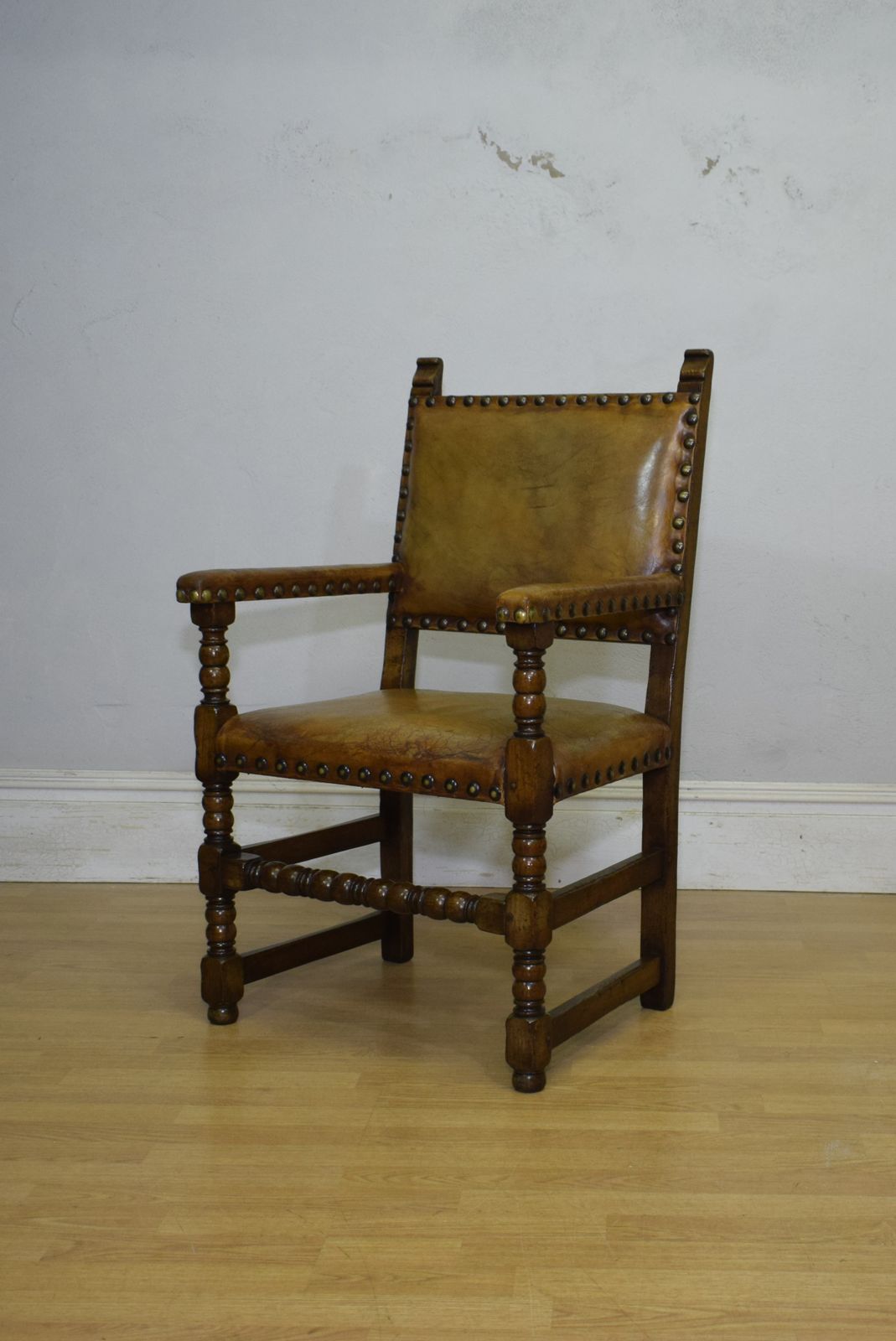 photo vinterior Early 20th Century Carved Oak Armchair