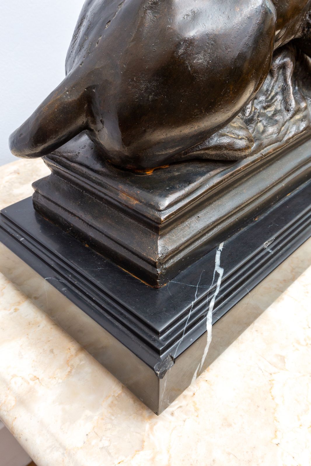 photo vinterior Barye School Antique Romantic Lion & Boar Statue On Marble Base Cast Iron Bronze