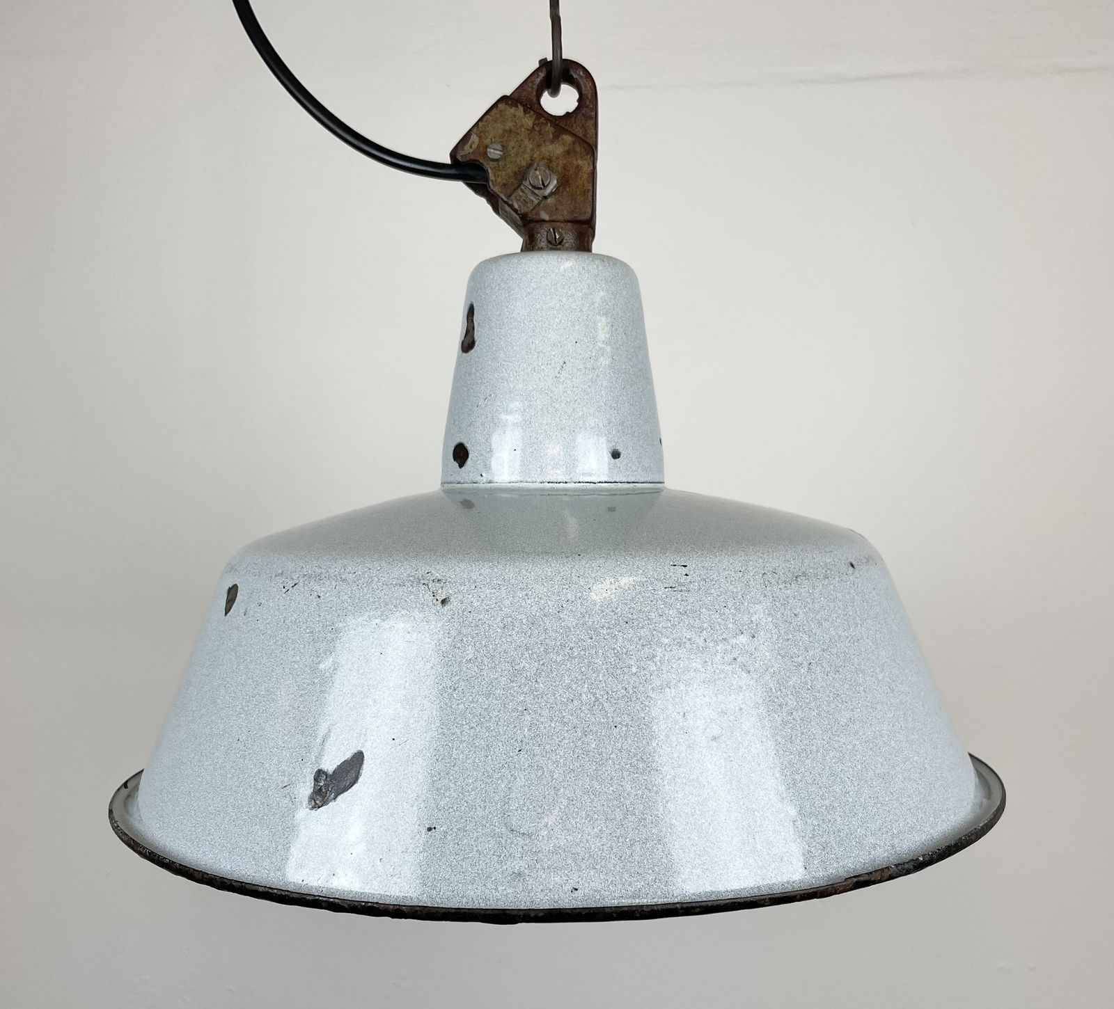 Industrial Grey Enamel Factory Lamp With Cast Iron Top, 1960s  2x photo vintage