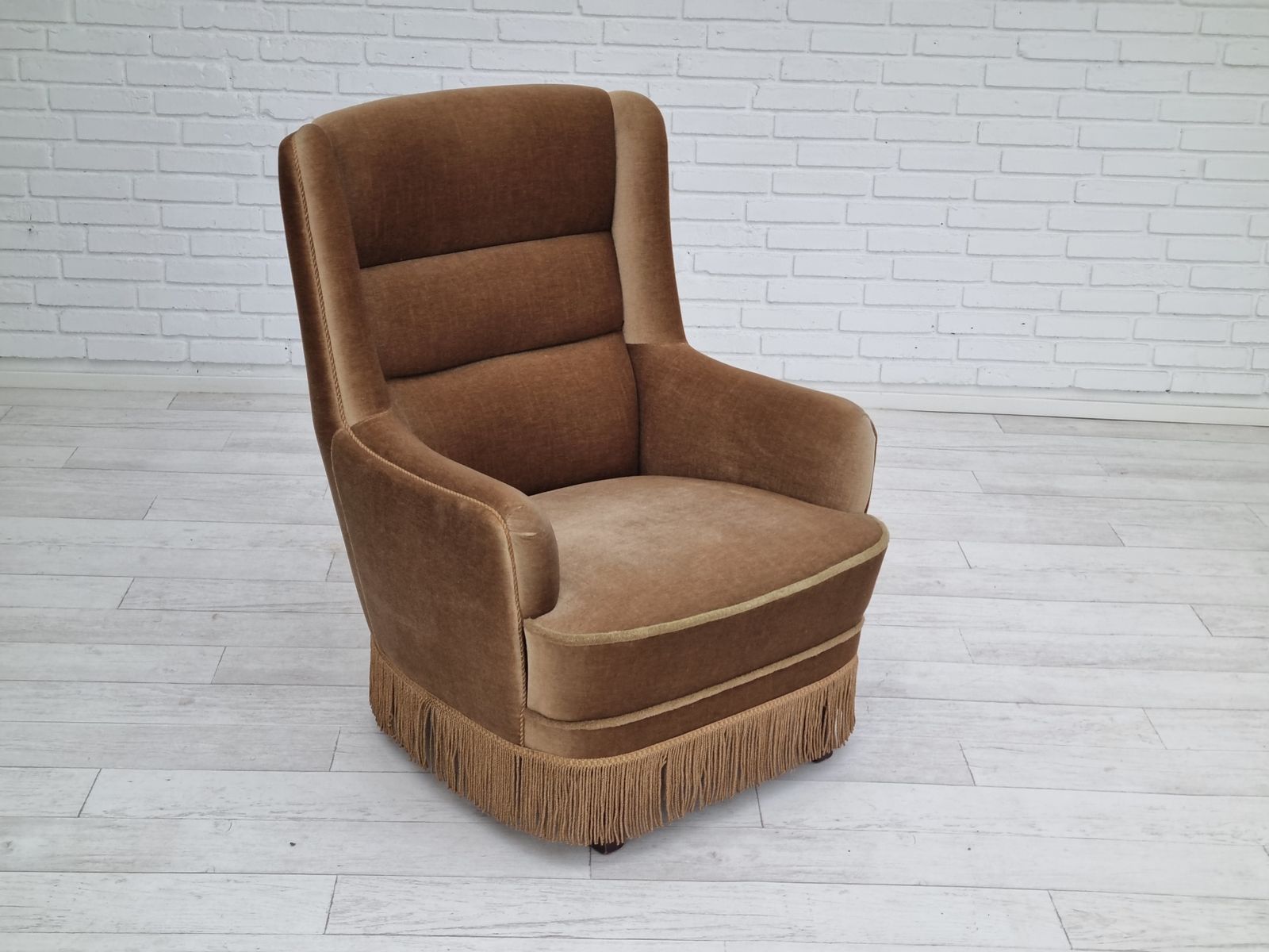 1196.4 Jaren 1960, Deense fauteuil met hoge rug, bekleding in groen velours photo