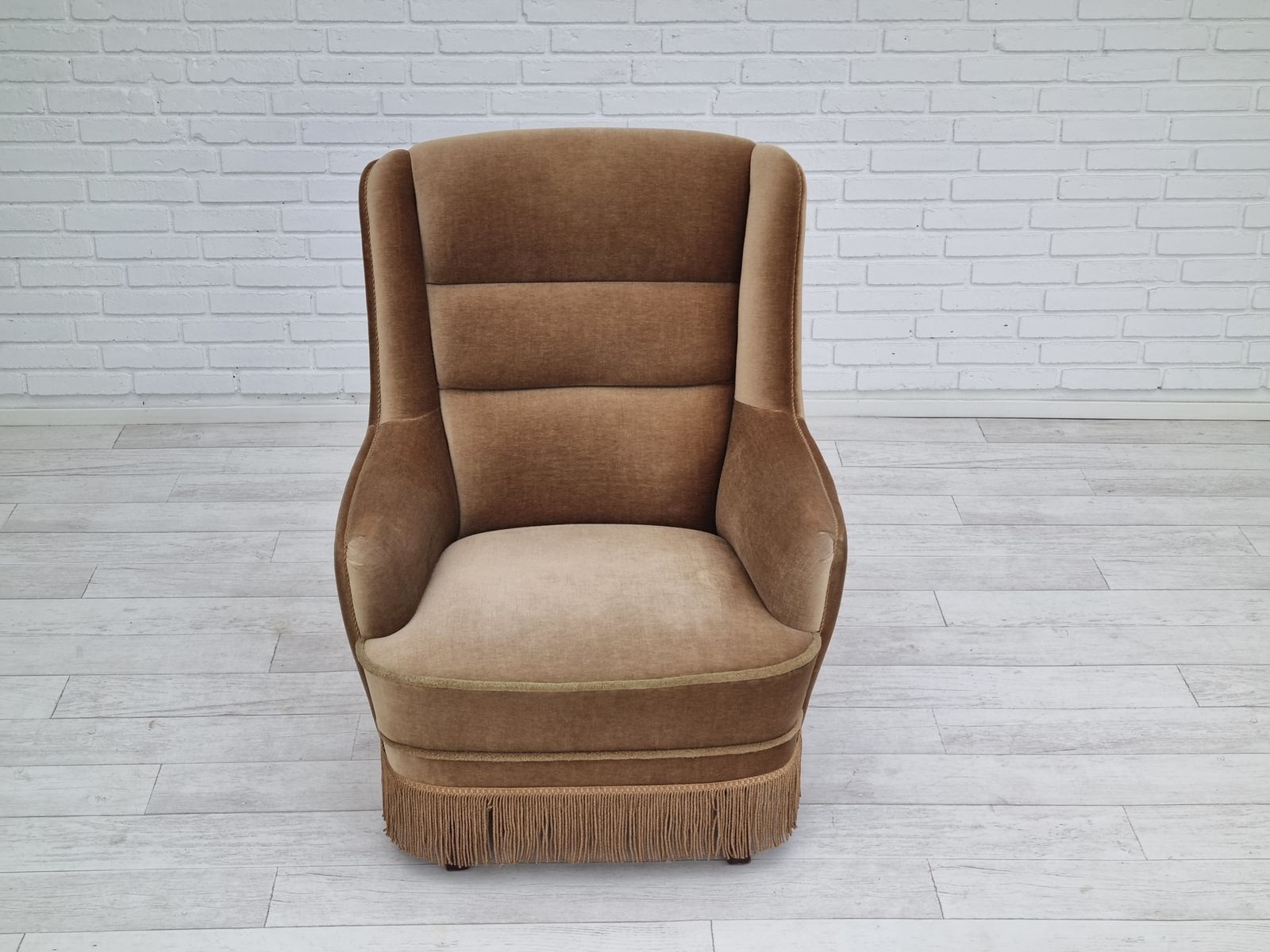 photo buy Jaren 1960, Deense fauteuil met hoge rug, bekleding in groen velours