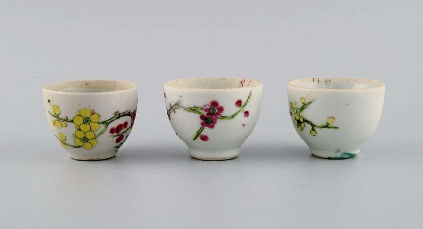 Antique Chinese Lidded Jar And Three Cups In Hand Painted Porcelain photo for sale