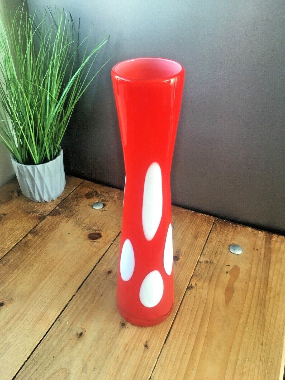 Vintage Retro Pop Art Red White Dot Bubble Spots Funky 70's Space Age Style Vase photo vinterior