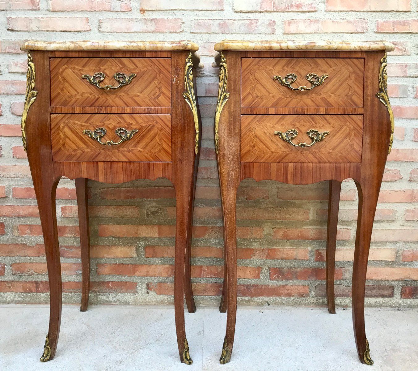 Antieke Franse Louis XV Marqueterie Nachtkastjes Met Marmeren Blad, Set Van 2