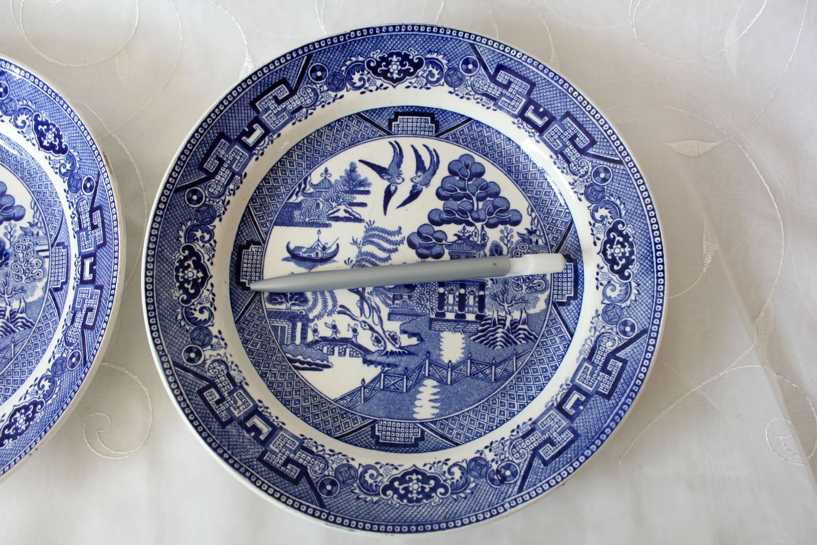 19e Eeuw – Twee Zeldzame Antieke Verzamelborden, Cappellemans Aine Jemappes België, Willow Patroon, Ironstone Keramiek Blauw En Wit photo furniture