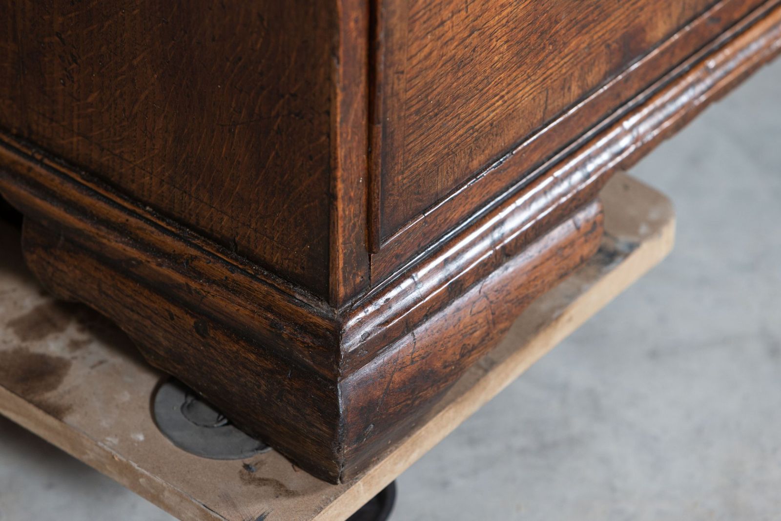 photo vinterior Large English 18thc George I Oak Dresser Base