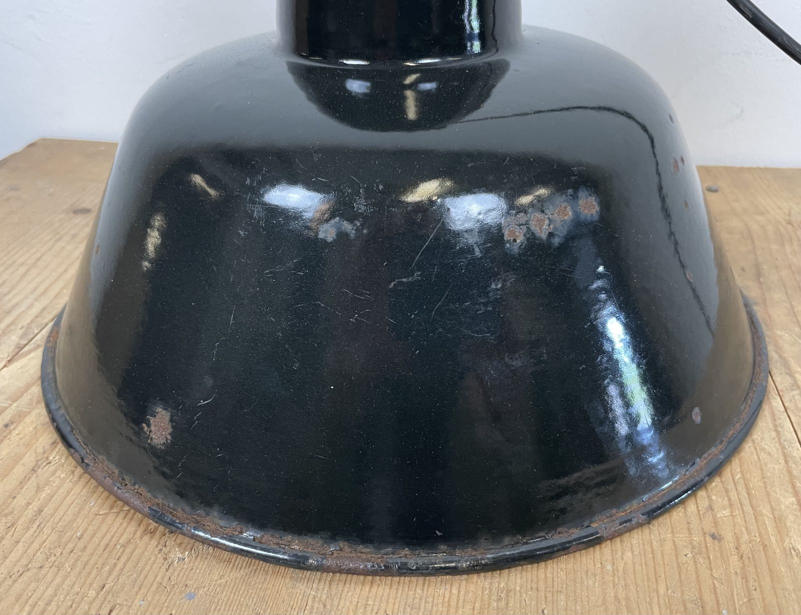 photo vinterior Industrial Black Enamel Factory Lamp With Cast Iron Top, 1950s