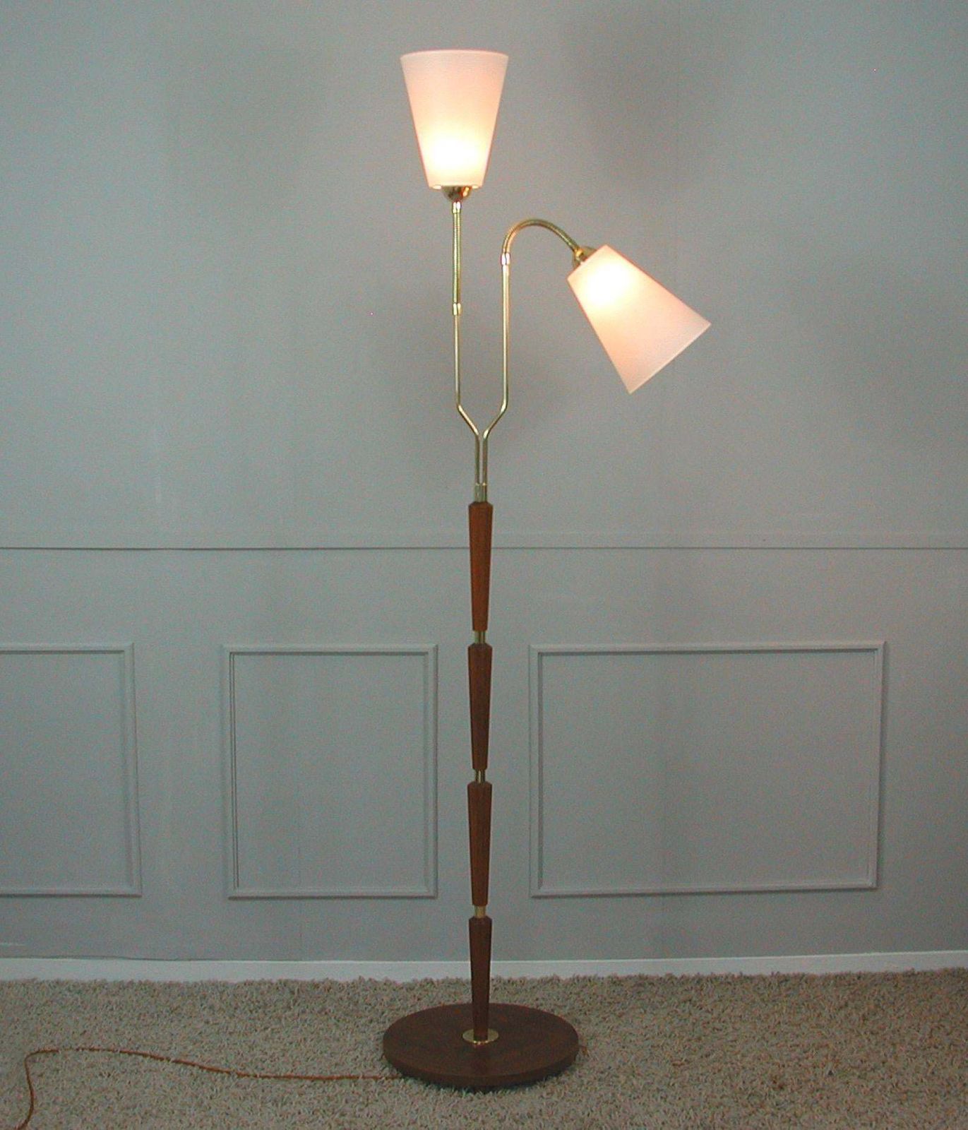photo vintage Swedish 1940s Teak & Brass Organic Modernist Floor Lamp