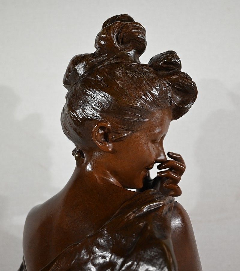 photo furniture Bronze “Young Mischievous Woman” By G. Van Der Straeten, Art Nouveau – Late 19th Century