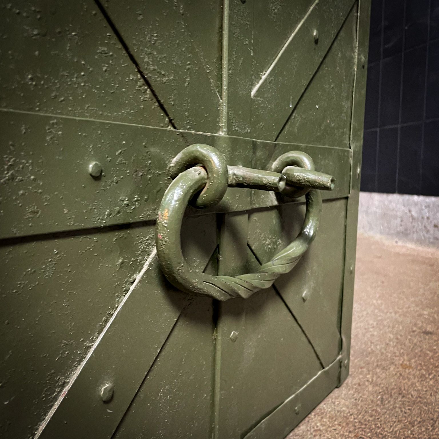 photo vinterior Antique 18th Century Strongbox / Armada Chest – Green – Extra Large