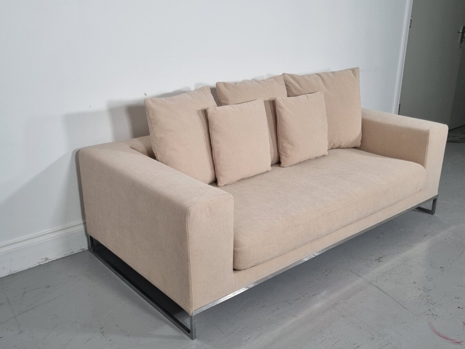 Bb Italia Dadone Sofa In Cream Chenille Fabric In Immaculate Condition photo Furniture