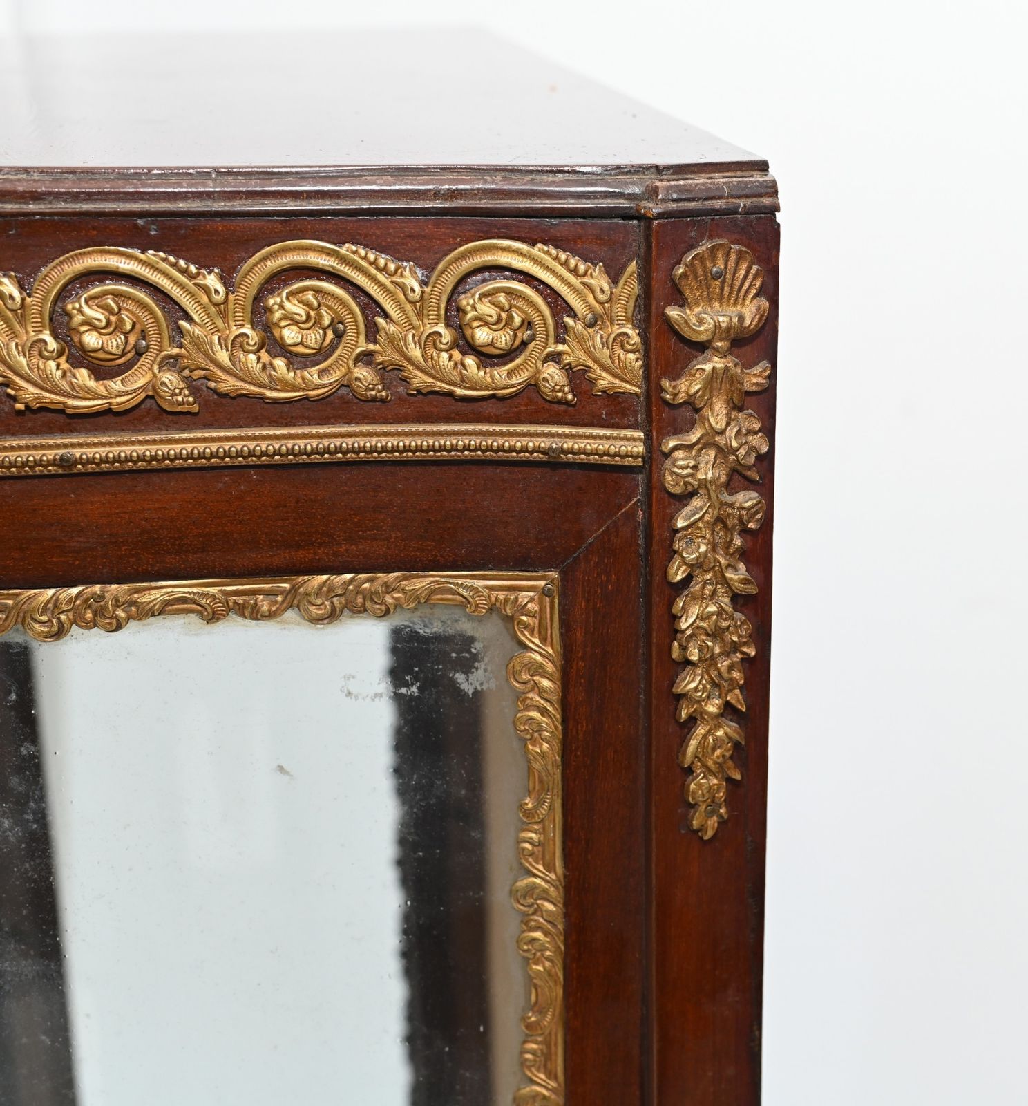 photo furniture Vernis Martin Display Cabinet French Vitrine Painted