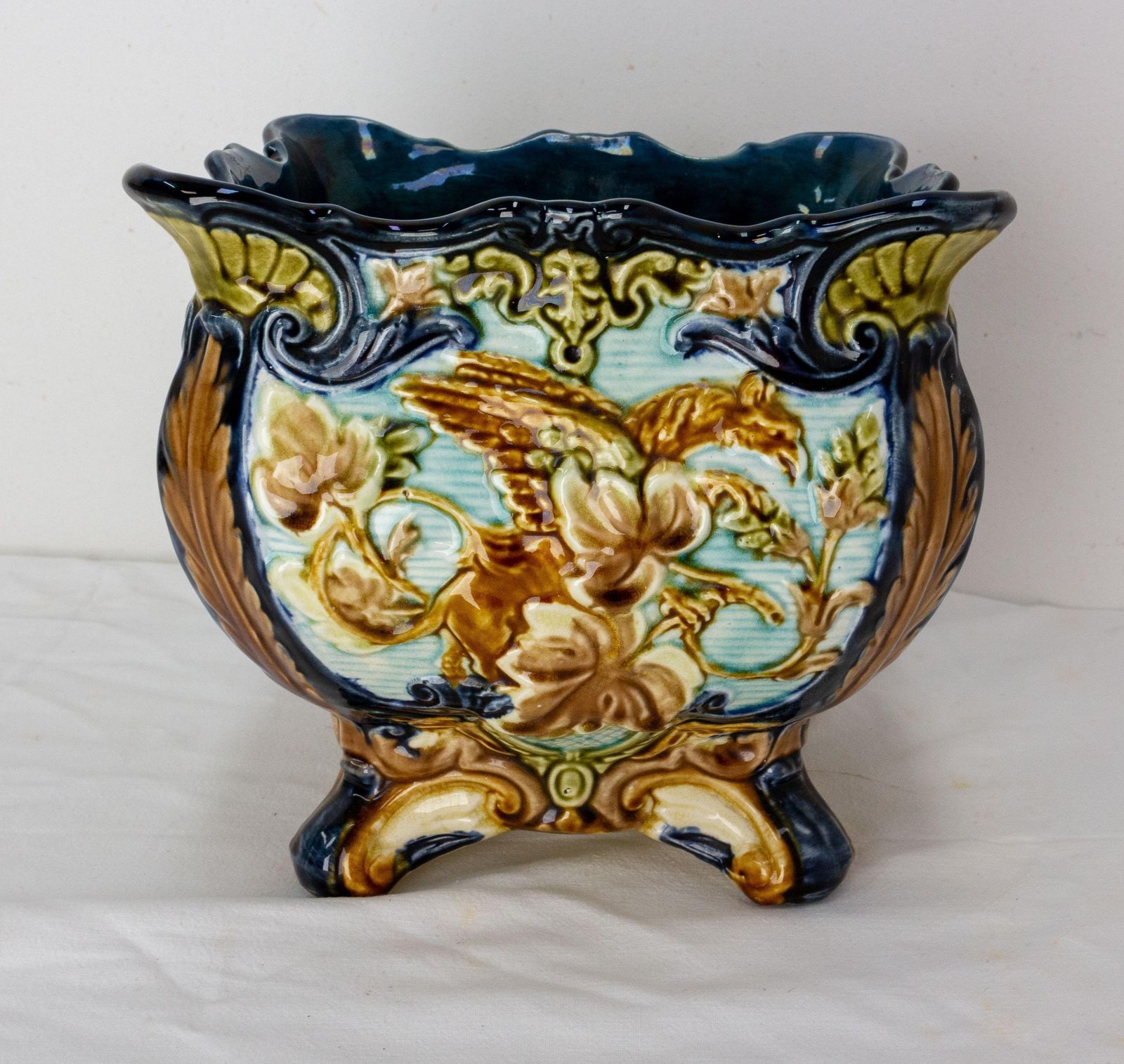 Jardinière Art Nouveau à griffons en barbotine, début du XXe siècle photo furniture