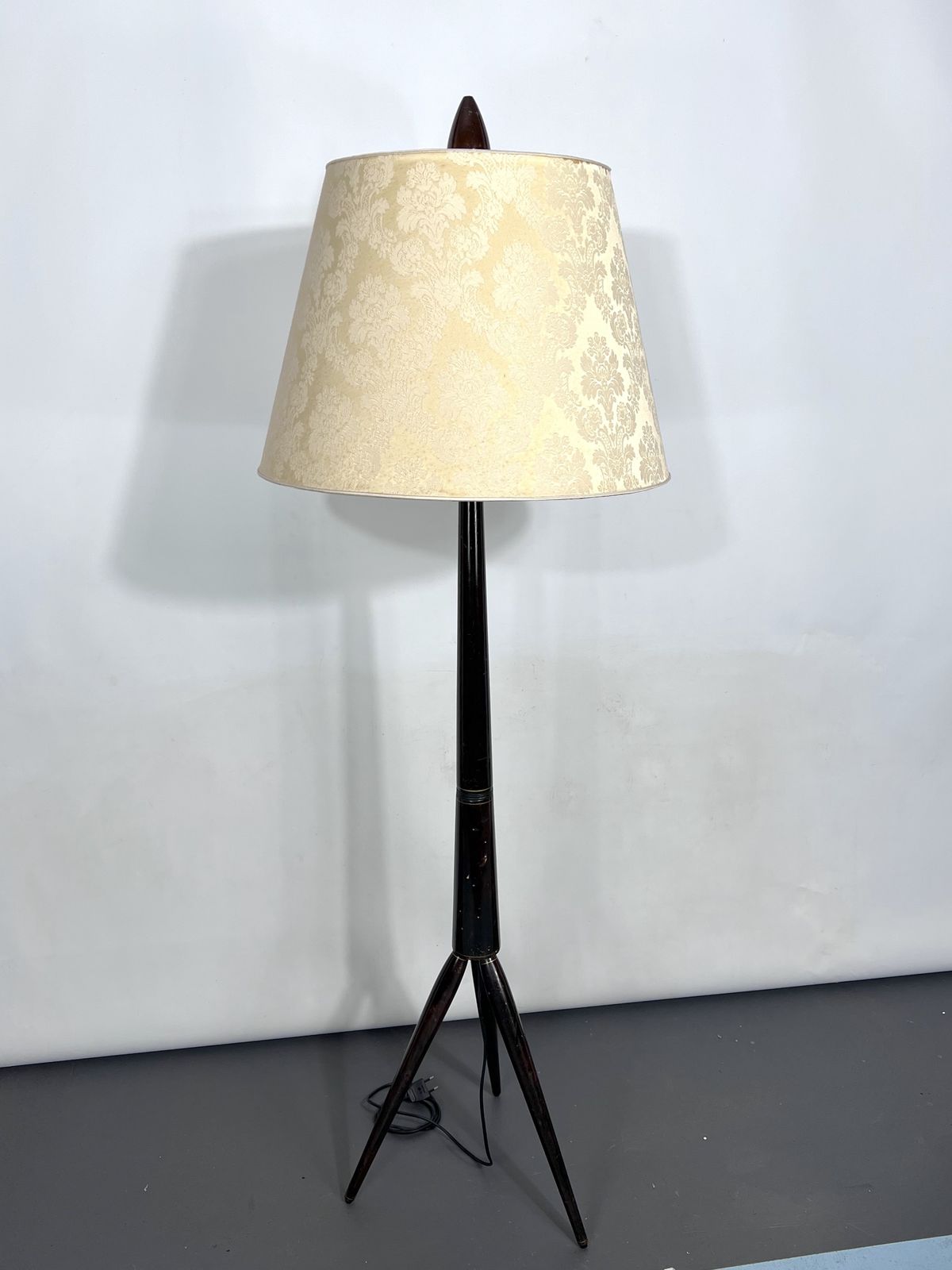 Mid Century Modern Wood Tripod Floor Lamp. Italy 1950s photo Lighting