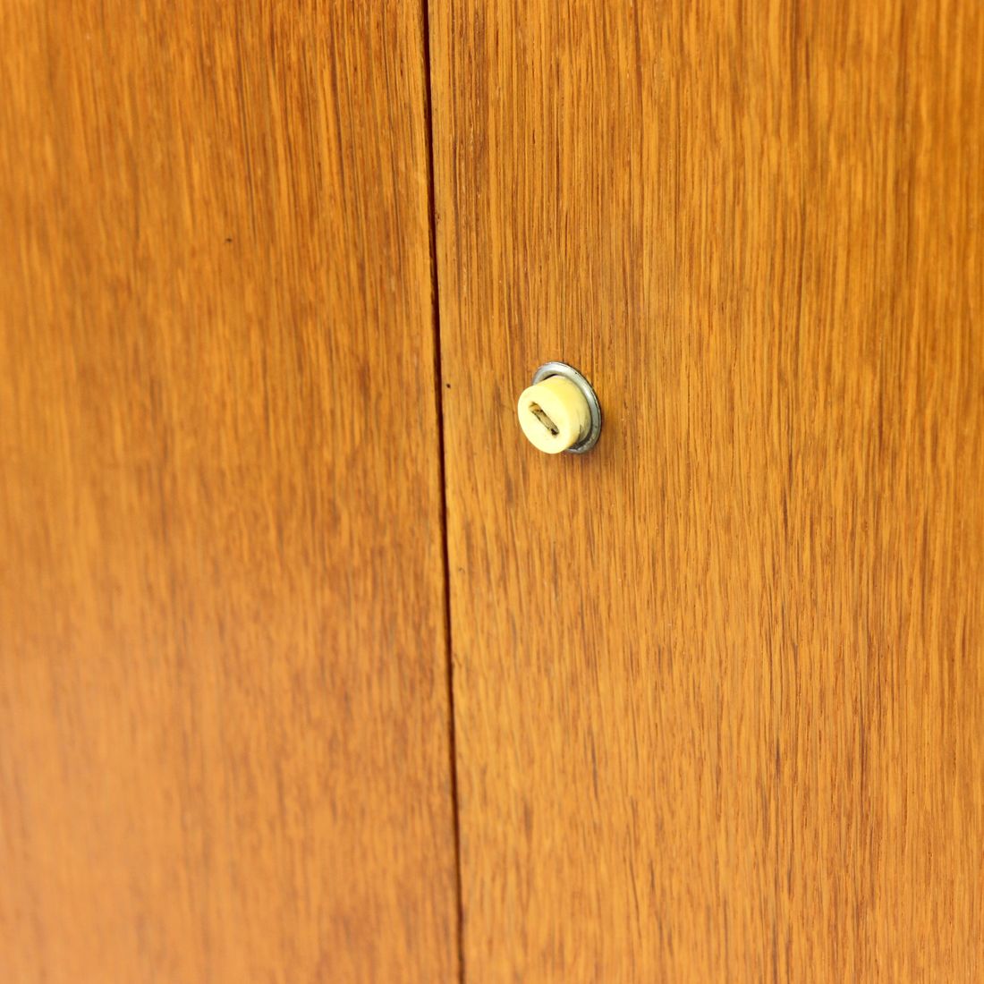 photo furniture Jiri Jiroutek U 450 Type Dressoir in Eiken, Interier Praha, Tsjecho-Slowakije, ca. jaren 1960