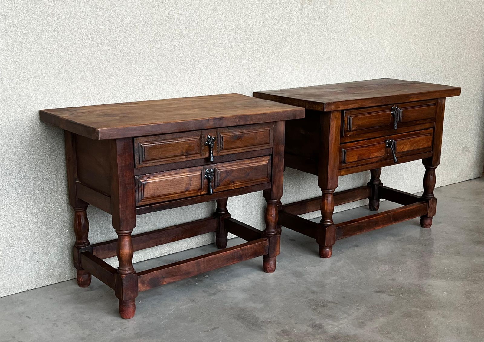 Paire de tables de chevet espagnoles du XXe siècle, deux tiroirs et quincaillerie en fer photo Mobilier