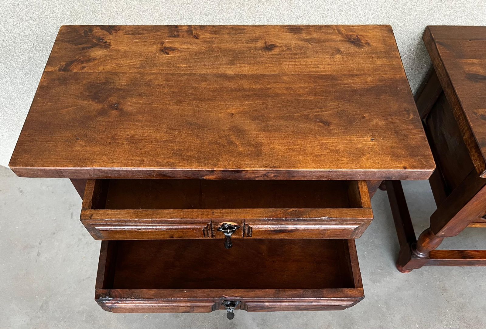 Paire de tables de chevet espagnoles du XXe siècle, deux tiroirs et quincaillerie en fer photo vintage