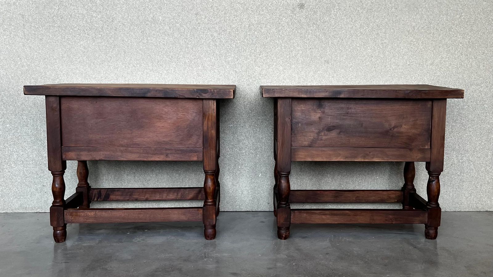 photo furniture Paire de tables de chevet espagnoles du XXe siècle, deux tiroirs et quincaillerie en fer