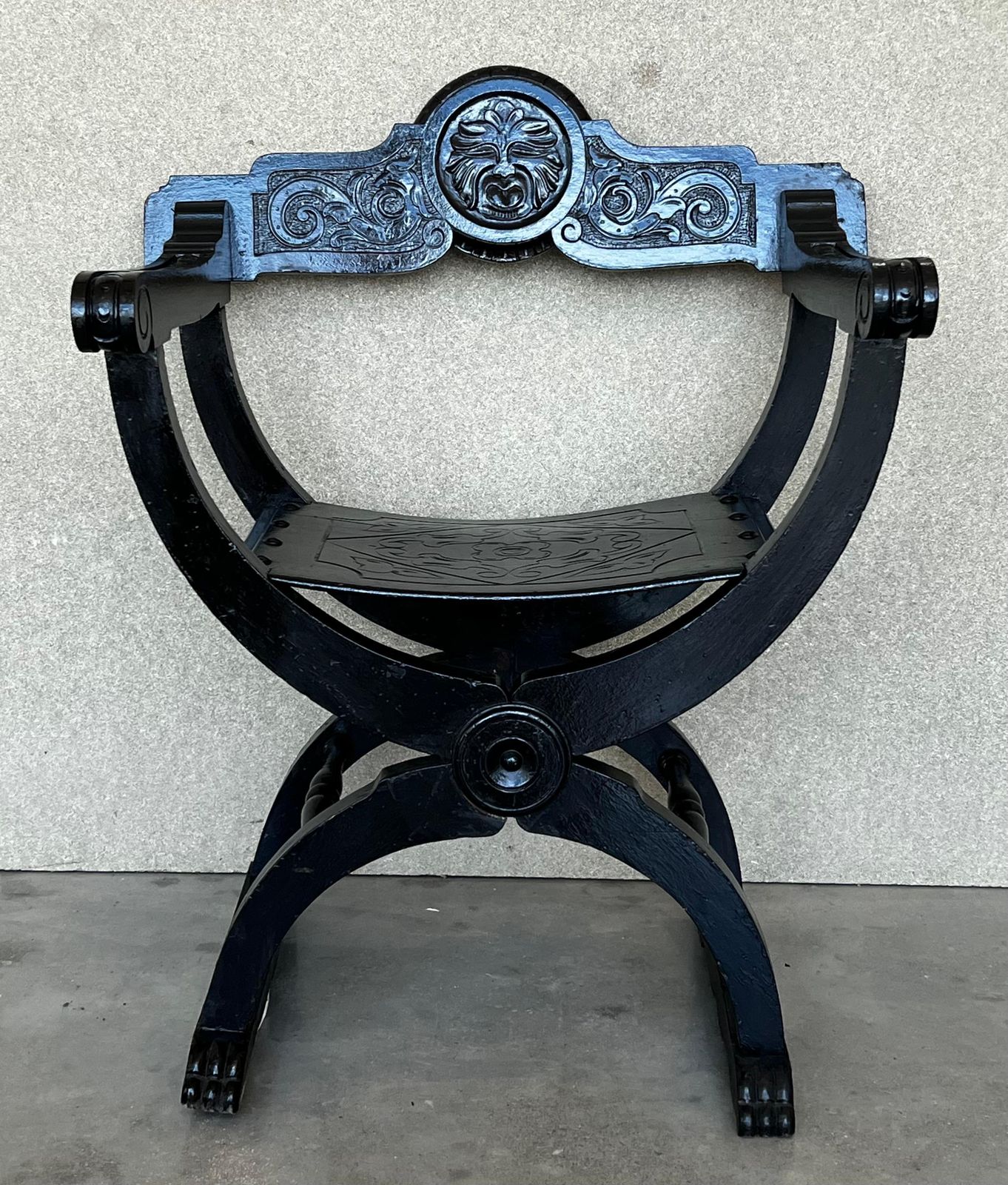Paire de bancs Savonarola en noyer sculpté et cuir repoussé, XIXe siècle photo for sale
