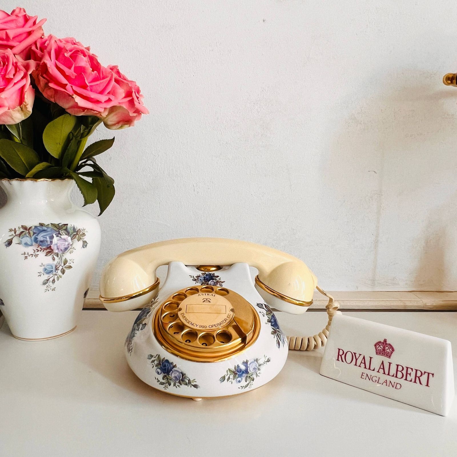 Royal Albert Moonlight Rose Porseleinen Telefoon, Vervaardigd In Engeland Door Astral Ltd, Draaischijftelefoon. photo furniture
