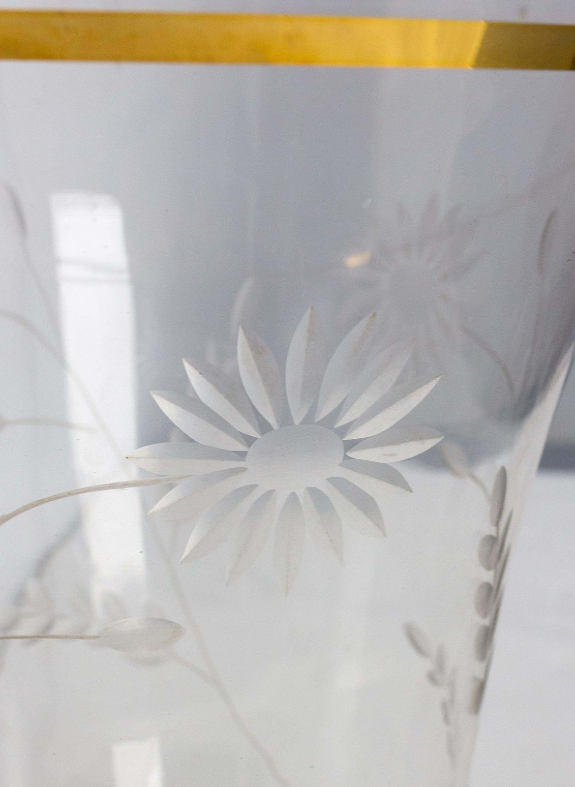 Vase français en verre, col et base dorés, fleurs gravées, vers 1960 photo vinterior