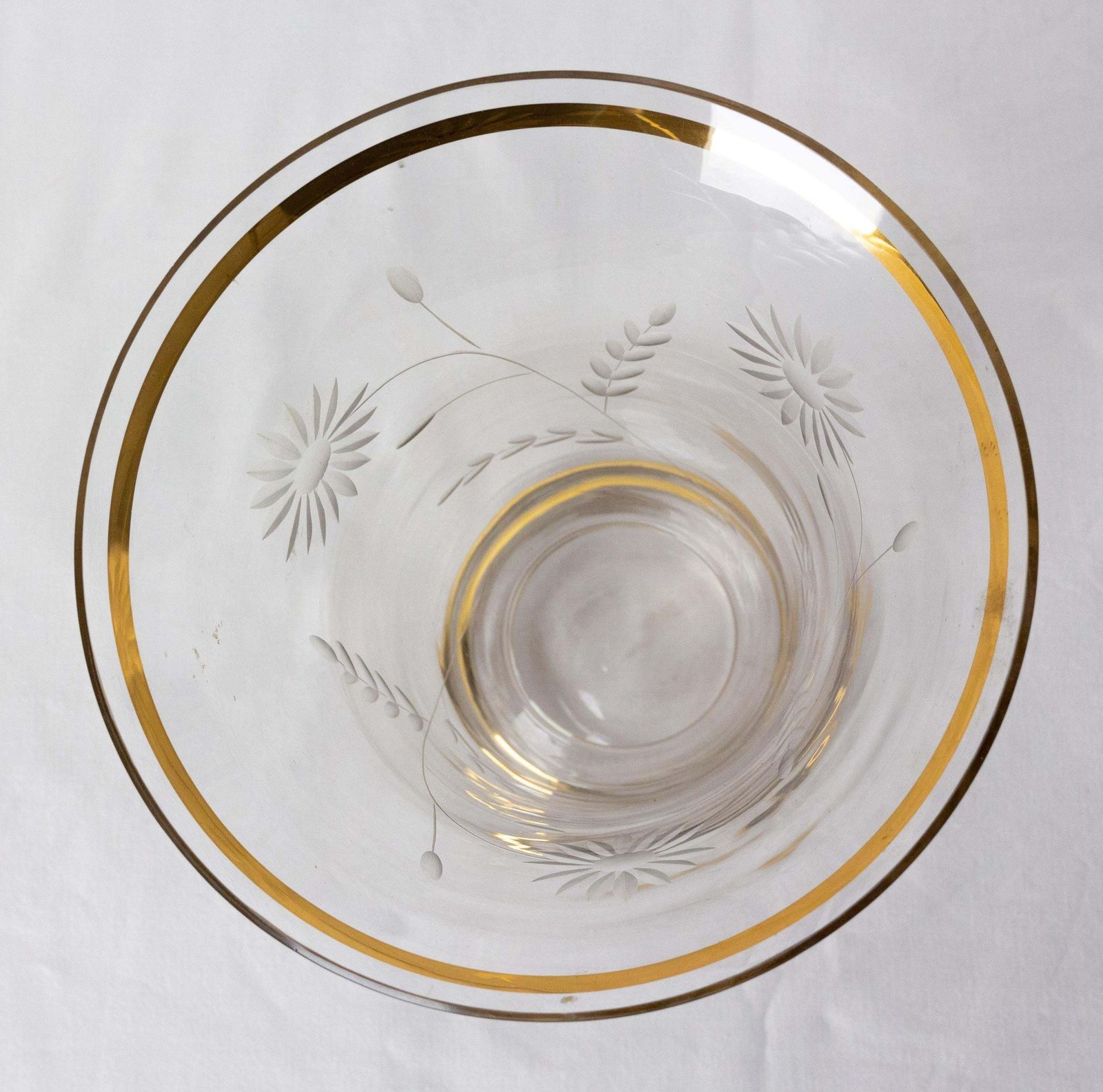 photo furniture Vase français en verre, col et base dorés, fleurs gravées, vers 1960
