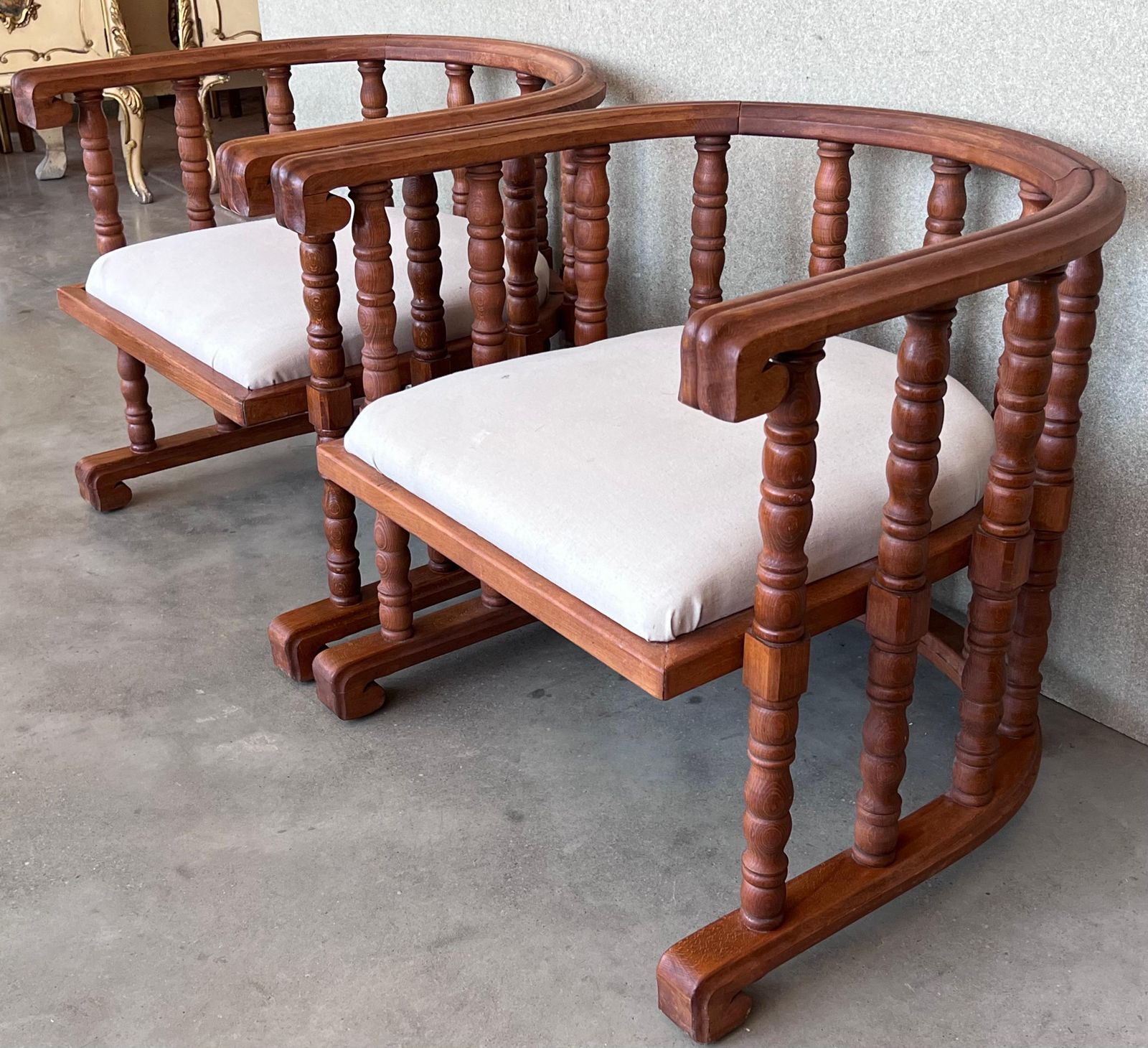 Paire de fauteuils espagnols à dossier en tonneau à lattes, sculptés à la main photo vinterior